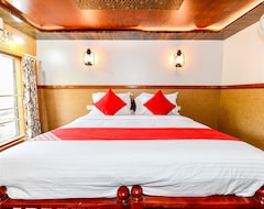 Hotel OYO 24920 Indraprastha Royal Castle Sharing Houseboat (Alappuzha, India)