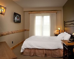 Cijela kuća/apartman Sleeps 10! Suite + Fireplace & Balcony | Onsite Spa, Gym, & Waterpark (Cortland, Sjedinjene Američke Države)