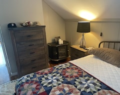 Entire House / Apartment Comfy, Cozy & Heartwarming Dwelling For Up To 4... (Ypsilanti, USA)