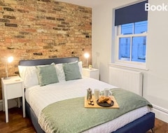 Entire House / Apartment Stunning Brighton Seaside 2-bedroom Townhouse With Patio, Sleeps 6 (Brighton, United Kingdom)