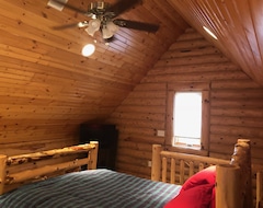 Entire House / Apartment Nature’s Retreat Log Cabin Living (Elroy, USA)