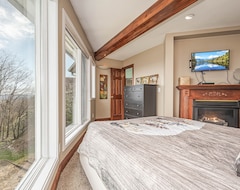 Entire House / Apartment Luxurous 5 Bedroom Mountain Home Showcases Breathtaking Panoramic Lake Views (Garrett, USA)