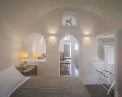 Khách sạn Aqua Serenity Luxury Suites Santorini (Oia, Hy Lạp)