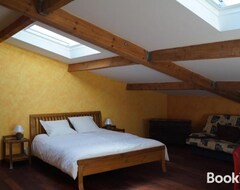 Bed & Breakfast Chateau Le Livey (Saint-Pierre-d'Aurillac, Pháp)