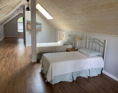 Entire House / Apartment Beautiful Lakefront Cottage With Separate Loft And Private Dock (Harcourt, Canada)