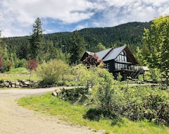 Koko talo/asunto Custom Chalet-style Home Perched On A Mountain Terrace (Slocan, Kanada)