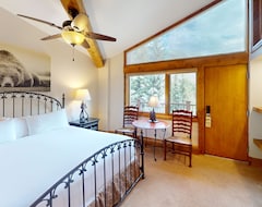 Spacious Two Bedroom Condominium With Hotel Perks! (Vail, USA)