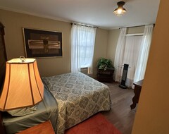 Casa/apartamento entero Cozy 2-bedroom Cabin With Wifi, Ac On The Pearl River In Angie, La. (Angie, EE. UU.)