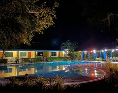 Hotel Camiguin Island Golden Sunset Beach Club (Mambajao, Filipinas)