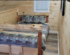 Entire House / Apartment Gasconade Skyview Cabins. Sleep 9 People. 21 Miles From Fort Leonard Wood (Richland, USA)