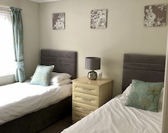 Hotel A Two Bedroom Lodge On The West Lyn River & Within 10 Minute Walk Of Lynton Town (Lynton, United Kingdom)