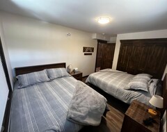 Hele huset/lejligheden The Highmark Cabin - Three Bedroom House, Sleeps 10 (Alberta, Canada)