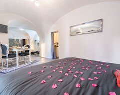 Toàn bộ căn nhà/căn hộ Romantic Suite With Jacuzzi (La Calmette, Pháp)