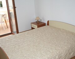 Tüm Ev/Apart Daire One Bedroom Apartment Near Beach Mandre, Pag (A-4095-B) (Kolan, Hırvatistan)