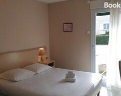 Khách sạn Hotel Du Commerce (Tronget, Pháp)