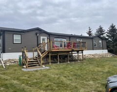 Toàn bộ căn nhà/căn hộ 3 Bedroom, 2 Bath Modern Family Cabin Minutes To Gull Lake! Pet Friendly! (Alberta, Canada)