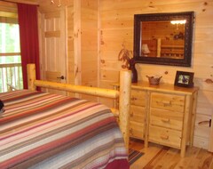 Casa/apartamento entero The Blackbear 4 Bed Log Cabin With Loft And Cathedral Ceilings (Pipestem, EE. UU.)