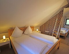 Koko talo/asunto Ryhmä Kiinteistövälitys koostuu 3 huoneistoa, joissa takkahuone ja sauna (Immerath, Saksa)
