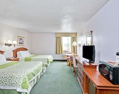 Hotel Days Inn & Suites By Wyndham Fullerton (Fullerton, EE. UU.)