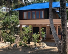 Cijela kuća/apartman Authentic Beachfront Caribbean Cottage, Crashing Surf, Trade Winds, Coconuts (San Víctor, Dominikanska Republika)