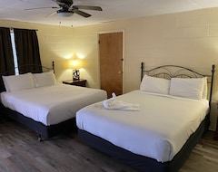 Hotel Queen Guest Room Located At The Joplin Inn At The Entrance To Mountain Harbor, Just 2 1/2 Miles From Lake Ouachita. By Redawning (Hot Springs, Sjedinjene Američke Države)