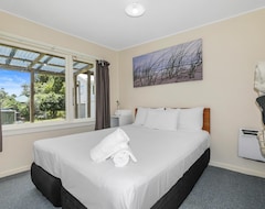 Toàn bộ căn nhà/căn hộ Back Of Beyond Cottage - Three Bedroom Bach At Lake Rotoehu (Lake Rotorua, New Zealand)
