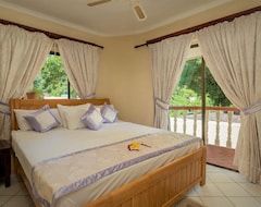 Toàn bộ căn nhà/căn hộ Homerez - Amazing House 400 M Away From The Beach For 13 Ppl. With Shared Pool (Magnan Island, Seychelles)