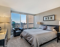 Hotel 55/56th Fl Magmile Penthouse Duplex - Views, Fireplace, Balcony, Pool (Chicago, USA)