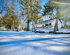 Toàn bộ căn nhà/căn hộ Hambly House - Waterfront Cottage With Sandy Beach, Great Swimming, Patio And Hot Tub With A View! (Hartington, Canada)