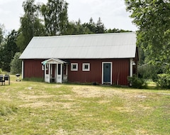 Toàn bộ căn nhà/căn hộ Red Little Cottage Located In The Forest And Next To A Small Lake | Se05040 (Örsjö, Thụy Điển)