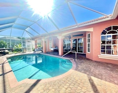 Hotel Beautiful Waterfront Home With Pool And Boat Dock! Close To Everything! (Cape Coral, USA)