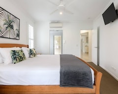 Hotel Island Views | Luxury Beachfront Apartments (Palm Cove, Australia)