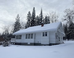 Tüm Ev/Apart Daire Escape To The Shuswap And Experience The Charm Of Our Heritage Cottage Rental. (Salmon Arm, Kanada)