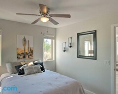 Entire House / Apartment Peaceful Phoenix Bungalow With Grill And Pool Access! (Peoria, USA)