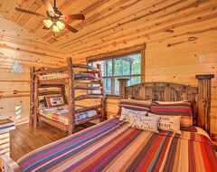 Hele huset/lejligheden Creekside Cabin With Deck, Hot Tub And Fire Pit! (Broken Bow, USA)
