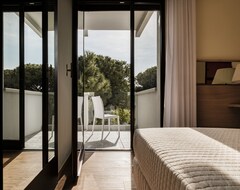 Hotel Augustus- Davanti A Noi C'E Solo Il Mare (Misano Adriatico, Italy)