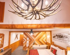 Khách sạn Baker Creek | Jacuzzi Suite (Lake Louise, Canada)