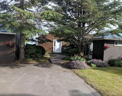 Toàn bộ căn nhà/căn hộ House + Bunkie On The Shore Of Lake Ontario Near Presqu&apos;ile Park (Carrying Place, Canada)