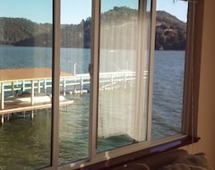 Hotel Overlooking Clearlake From The Living Room (Clearlake, USA)
