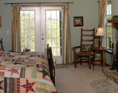 Otel Long Mountain Lodge Bed & Breakfast (Dahlonega, ABD)
