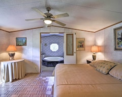 Casa/apartamento entero Quiet Utopia Cabin W/Deck & Walking Trails! (Utopia, EE. UU.)