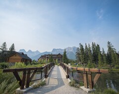 Hotel Rundle Cliffs Lodge Getaway (Canmore, Canada)