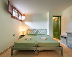 Koko talo/asunto Villa Olga With Sea View, Private Terrace & Wi-fi (Carloforte, Italia)