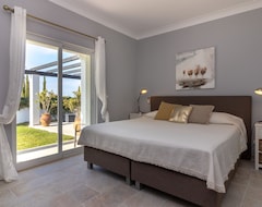 Koko talo/asunto Villa Ocean Blue, merinäköala, Kävele rannalle, 5 makuuhuonetta, Air-con, BBQ ja allas (Ferragudo, Portugali)