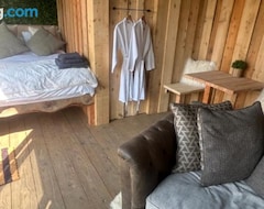 Kamp Alanı Secluded Lakeside Off Grid Cabin With Outdoor Bath (Holyhead, Birleşik Krallık)