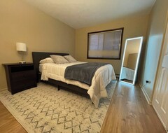 Toàn bộ căn nhà/căn hộ Comfy 2 Bedroom Condo With 75” Smart Tv (Oak Lawn, Hoa Kỳ)