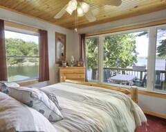 Hele huset/lejligheden Lake House On Buck! Clear Fresh Water And Classy Cottage (Perth Road, Canada)