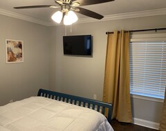 Entire House / Apartment Private Pool! Mid-city Stay! (Baton Rouge, USA)