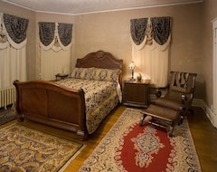 Entire House / Apartment Victorian Splendor In So. Illinois: Wallmanor.com (Mound City, USA)