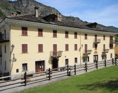 Khách sạn Hotel Col Du Mont (Arvier, Ý)